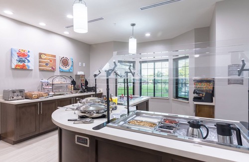 Lake Jackson Condo | Free Breakfast. Outdoor Pool. Gym. King Suite w/Kitchen!