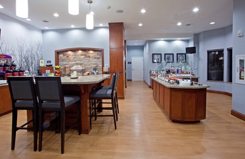 Stafford House | Free Breakfast + Outdoor Pool + 24 Hour Fitness Center