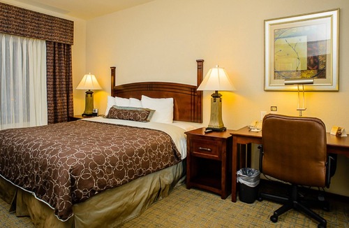 Webster Apartment | Free Breakfast + Outdoor Pool + 24 Hour Business Center | Close to NASA