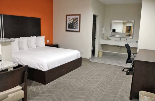 Humble Hotel | Free IAH Shuttle and Breakfast - Stay Comfortably with In-Room Kitchenette