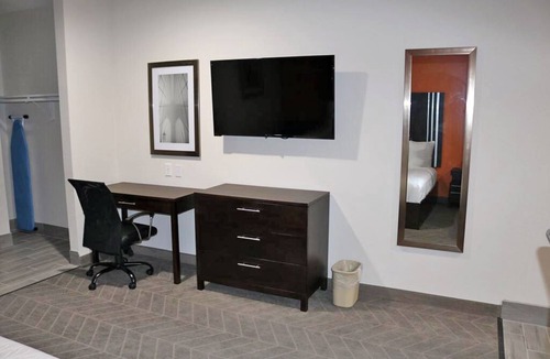 Humble Hotel | Free IAH Shuttle and Breakfast - Stay Comfortably with In-Room Kitchenette