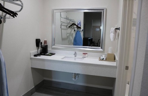 Humble Hotel | Free IAH Shuttle and Breakfast - Stay Comfortably with In-Room Kitchenette