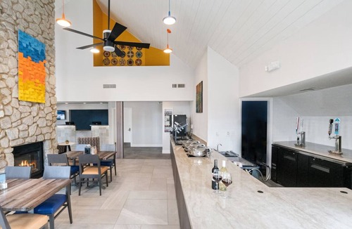 Biggs Field Hotel | Friendly Stay! Pets Are Welcome, Outdoor Swimming Pool, Free Parking & Breakfast