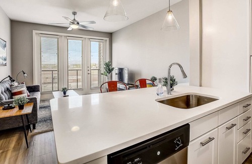 Highland Apartment | Frontdesk | 1 BR Apt near Texas Capitol