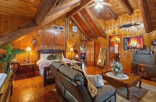 Mico Bed & Breakfast | Frontier Suite - The Walpole Lodge, Mico, TX