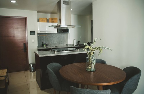 Ampliacion Granada Apartment | Fully equipped kitchen, high-speed internet, comfy king-size and 2 twin beds, and two TVs, Located just a 3-minute walk from the new U.S. Embassy.
