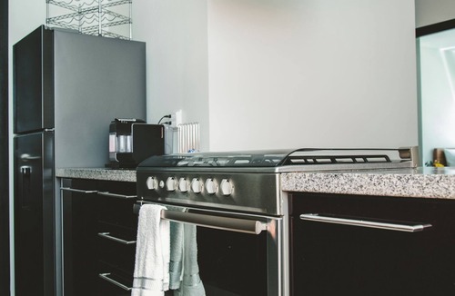 Ampliacion Granada Apartment | Fully equipped kitchen, high-speed internet, comfy king-size and 2 twin beds, and two TVs, Located just a 3-minute walk from the new U.S. Embassy.