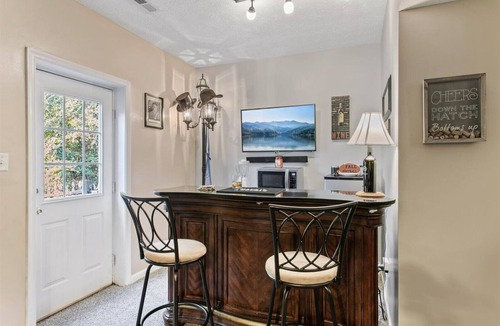 Williamsburg Apartment | Fun and Open Space Near Everything - Pool table, Hot Tub in Williamsburg