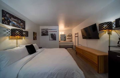 Eureka Springs Historic District Hotel | Galaxy Room, #9 at Glory Dayz!