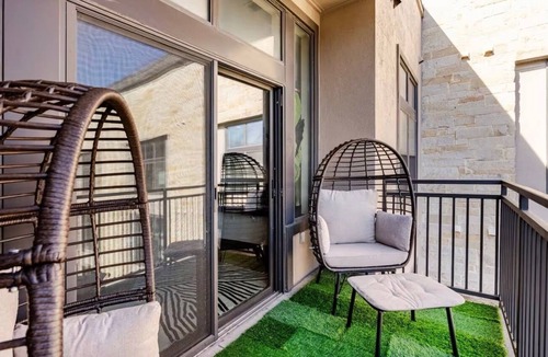 The Galleria Apartment | Galleria King Luxe - Wall to Mall - Pool View
