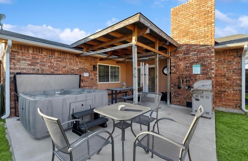Garland House | Garlands Hidden Gem 4 Bedrooms Hot Tub Patio