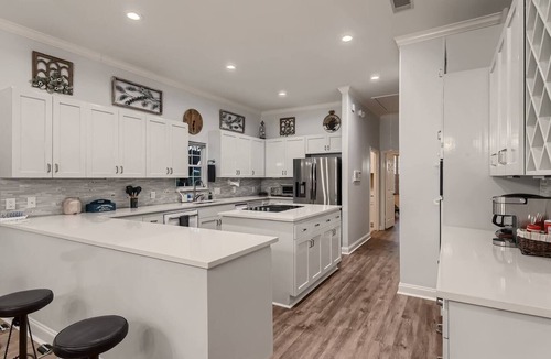 Spicewood House | Gated 10-Acre Compound | Sleeps 28 | Game Room