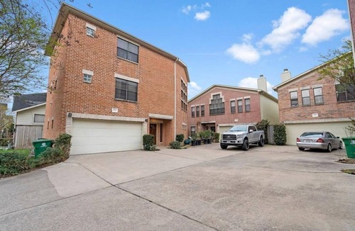 Willow Meadows/Willowbend Area House | Gated, Modern & Spacious 3 BR House - 5 min drive to NRG Stadium - WiFi, Laundry