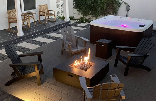 Austin Ave. House | Gather your group! ~ 4 Pet friendly homes + hot tub & fire pits ~ Sleeps 20