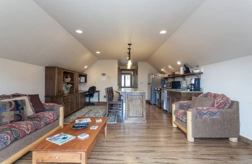 West Glacier Apartment | Glacier Hideaway with Mountain Views close to Glacier Park