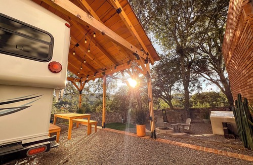 Xochimilco House | Glamping with Jacuzzi in Guanajuato (pet friendly)