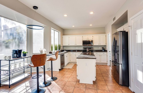 Arrowhead Ranch House | Glendale Hot Pool, Outdoor Movies, Fore! and More!