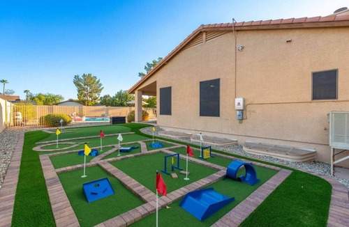 Glendale House | Glendale Paradise | Pool | Pickleball | Putt-Putt