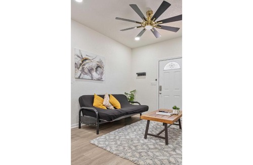 Near East Side Apartment | Glorius Amazing 2BR1BA Stay Near Lively Downtown