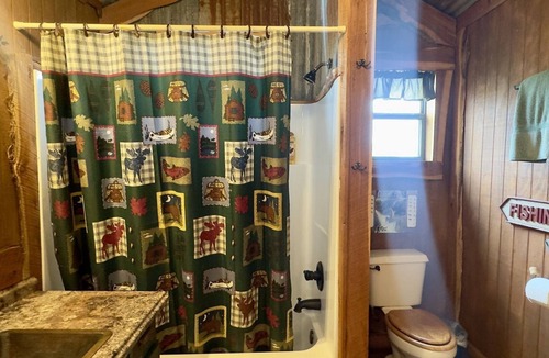 Voca Cabin | Gone Fishin' | Fun & Unique Cabin Close to Castell