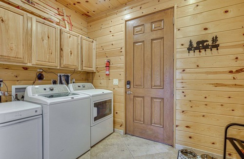 Summerhaven Cabin | Gorgeous 4-bedroom cabin in enjoyable Summerhaven getaway +game room