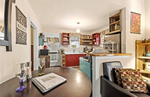 Clarksville Cottage | Gorgeous Cottage Top Location LGBT Friendly Great Location 5 Minutes to Downtown