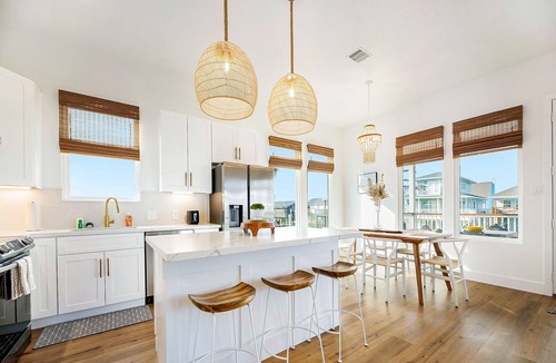 San Luis House | Gorgeous & Modern 3BR | Steps to the Beach | Large Deck | Modern