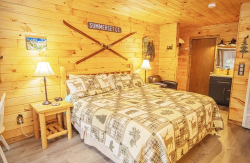 Estes Park Hotel | Gorgeous Riverfront Suite with Views R3