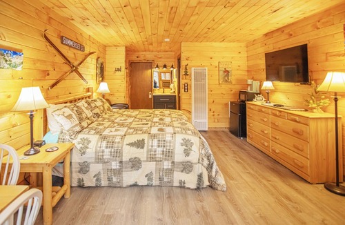 Estes Park Hotel | Gorgeous Riverfront Suite with Views R3
