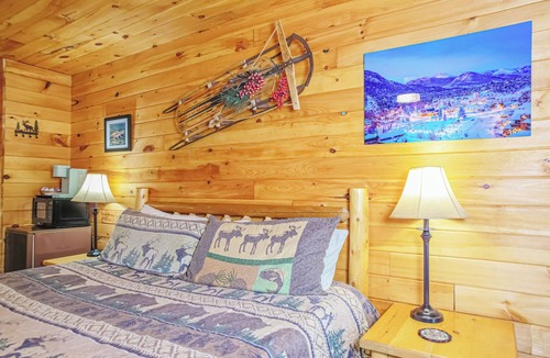 Estes Park Hotel | Gorgeous Riverfront Suite with Views R2