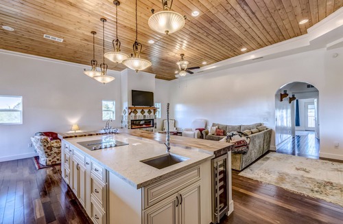 Catalina Foothills Estates House | Gorgeous Spanish Colonial near mountain trails
