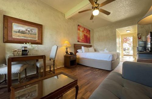 Mount Ida Hotel | GR11 - Mountain Harbor King Guest Room on Lake Ouachita
