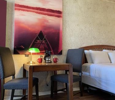 Mount Ida Hotel | GR7 - Mountain Harbor Queen Guest Room on Lake Ouachita