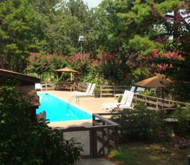 Mount Ida Hotel | GR7 - Mountain Harbor Queen Guest Room on Lake Ouachita