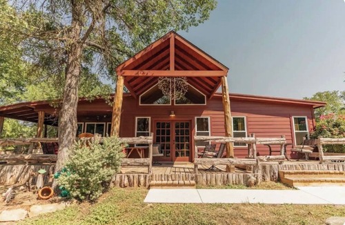 Granbury House | Granbury Pickleball Retreat- Sleeps 22
