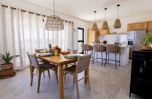 Vinorama Apartment | Grand Horizon Penthouse · Walk to the Beach· Ocean Views · Pool & Jacuzzi