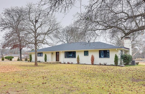 Lake Hamilton Cottage | Grand Lakefront Home in Hot Springs w/Boat Dock!