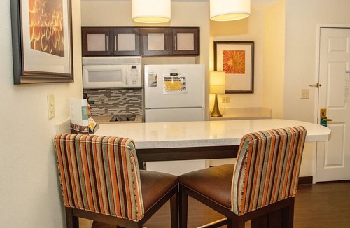 Vance Jackson Hotel | Great Family Escape | Spacious Suite | Free Breakfast | Pool