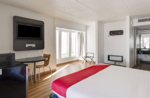 Memorial Hotel | Great Value Room Close to Nature Center & Museums in the Houston Area