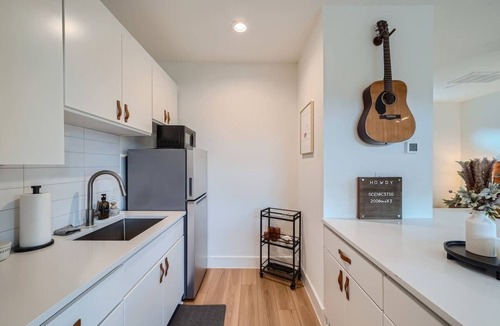 Georgetown House | Green Room Studio Walk to Square and River Trail