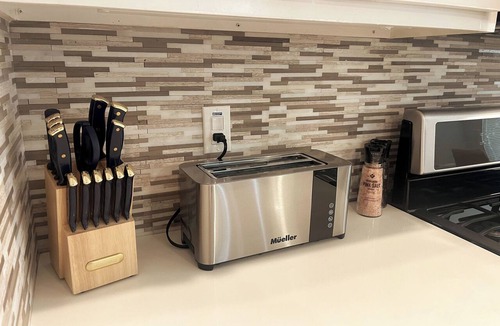 Chestnut House | Groovy Putt & Pour: EV, Pets + Walk to Fun & Eats