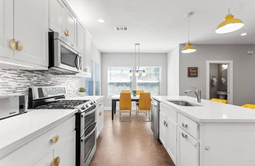 Chestnut House | Groovy Putt & Pour: EV, Pets + Walk to Fun & Eats