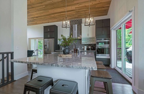 Breckenridge Heights House | GROUP GETAWAY 6BR Pets-HTub-Gym-GameRoom