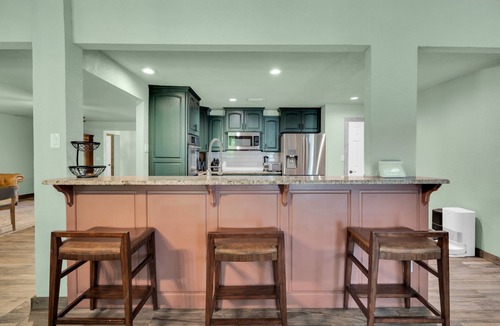 Roanoke House | Groups and Fams - 5 BR Huge Private Yard in Keller