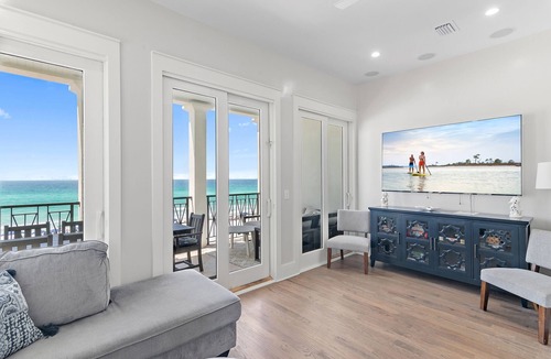 Delos House | Gulf front*Remodeled*Pool*Beach Gear*Elevator