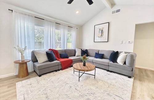 Clodine House | H-Town Hideout :King Suite, 4 bedrooms close to attractions and restaurants