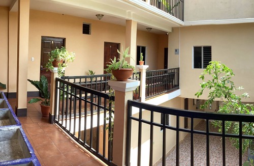 San Benito Hostel | Habitacion con aire acondicionado refrigerador area para ftrabajar baño pribado