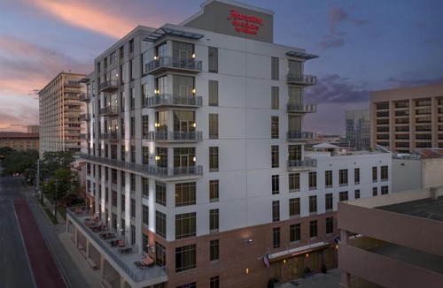 Museum District Hotel | Hampton Inn and Suites Austin University Capitol