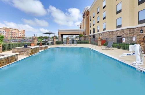 Southeast Arlington Hotel | Hampton Inn & Suites Dallas-Arlington-South