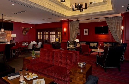 Downtown Austin Hotel | Have a Blast on Sixth Street! Swimming Pool, Pets Allowed, Near Zilker Park!